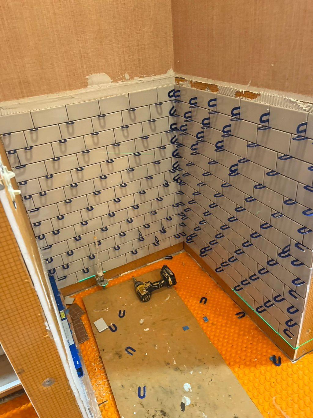 Leveling clips on a shower floor
